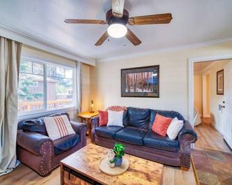 Moose and Maple Lodge - South Lake Tahoe - Living room