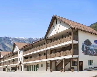 Howard Johnson by Wyndham Leavenworth - Leavenworth - Building