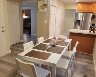 Bright and Cheery Cottage waiting for you! - San Jose - Comedor