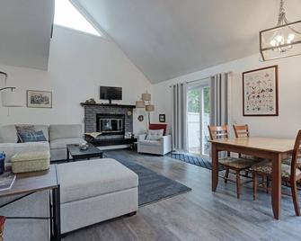 Incredible Townhouse U-Med, walk to Jewish Center - Anchorage - Living room