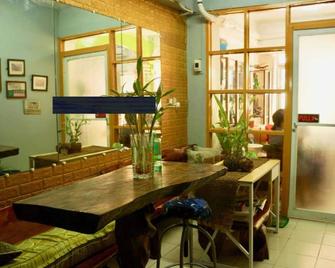 E Transient - Hostel - Manila - Comedor