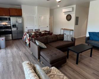 Manoa Cottage with Patios and Decks - Honolulu - Soggiorno