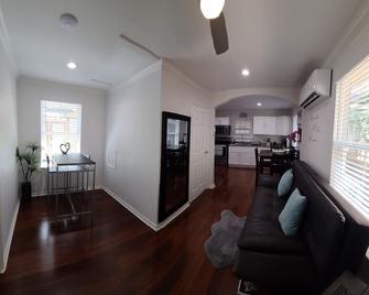 La Casita 5 minutes to DowntownRiver SA - San Antonio - Living room