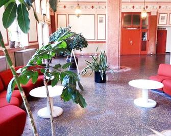 Riviera Hotel - Newark - Lobi