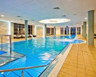 Apartamenty W Hotelu Diva Spa - Kołobrzeg - Zwembad