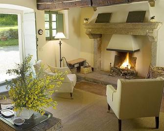 Lovely Artisan Tuscan Country House Walking Distance to Village - Pool & Wifi - Кастільйоне-д'Орчія - Вітальня