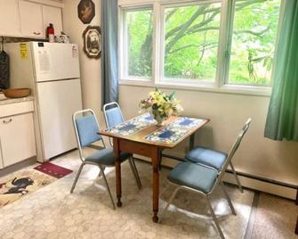 Historic Downtown 2BR large Apt near Ocean - Anchorage - Dining room