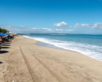 Surf Doggie Inn - Kuta - Beach