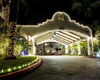 Vanllee Hotel - Covina - Gebäude