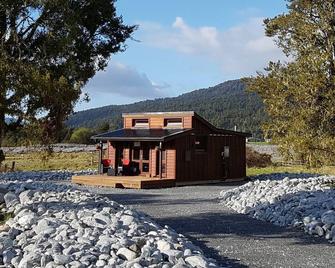 Cosy Cabin in the Paddocks - Breakfast Included - Franz Josef Glacier - Budova