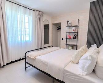 Fun 4Bd Poolside House with Games Sleeps 10 - Fort Lauderdale - Schlafzimmer