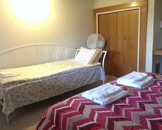 Two bedroom unit for 5 guests in Edgemont North West of Calgary - Calgary - Habitación