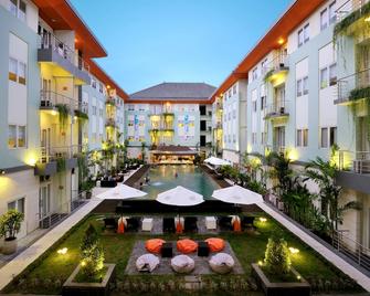 Harris Hotel & Residence Riverview Kuta Bali - Kuta - Pool