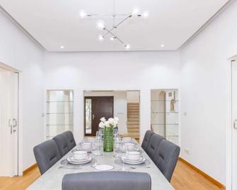 Lux The Meadows 5 Bed Villa - Dubai - Menjador