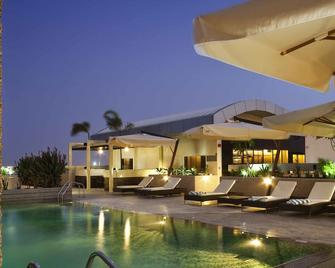 Novotel Suites Mall Avenue Dubai - Dubai - Svømmebasseng