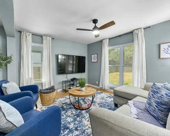 Luxury 5bd 5min Downtown Airport And Firepit Bbq - Austin - Living room