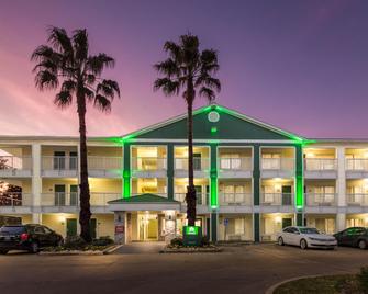 Hometowne Studios by Red Roof Houston - Northwest - Houston - Edificio