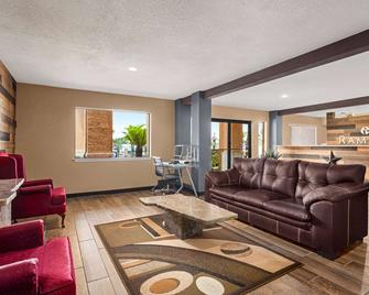 Ramada By Wyndham San Antonio Near Seaworld/Lackland Afb - San Antonio - Living room