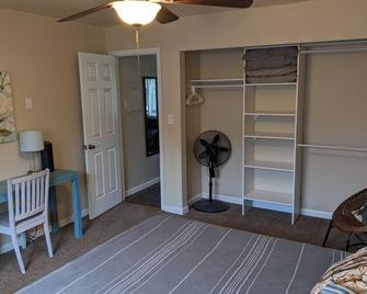 The Delvo - Recently remodeled apartment in a quiet neighborhood - Anchorage - Bedroom