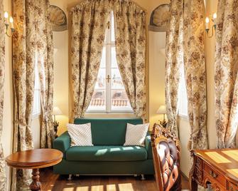 Iron Gate Hotel & Suites Prague By Bhg - Prague - Living room