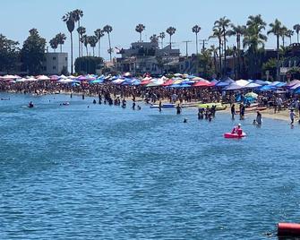 Waterfront Belmont Shore Studio Great View & Deck space Available Jan 15 yearly - Long Beach - Outdoors view