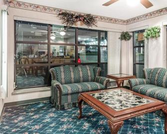 Brentwood Inn & Suites - Suffolk - Wohnzimmer