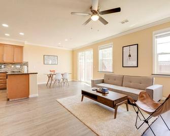 Dreamy San Jose 4BR w/ Backyard, nr Caltrain & Supermarket, by Blueground - San Jose - Vardagsrum