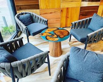 Murex Plaza Hotel & Suites - Monrovia - Living room