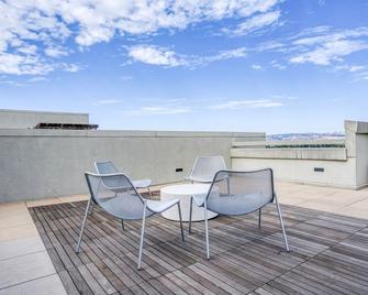 Classic Santana Row 1BR w/ Gym & Pool, 10 mins to Google, by Blueground - San Jose - Varanda