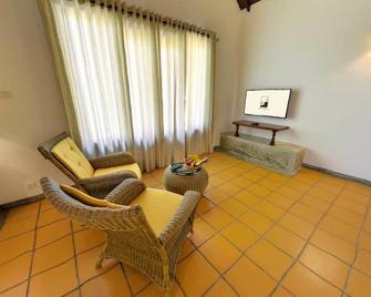 Ehalagala Lake Resort - Sigiriya - Living room
