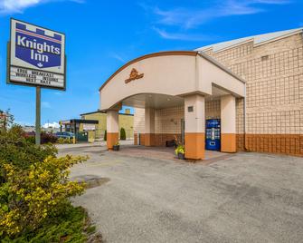 Knights Inn Orillia - Orillia - Building