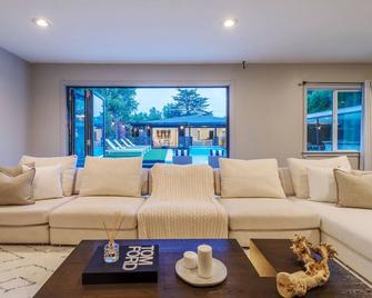 Your Own Private Resort9br/10ba Gated Compound✰ - Los Angeles - Living room