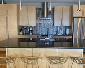 Boston Harbor Views Modern North End Condo Free Parking! - Boston - Cocina