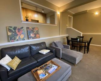Spacious 2Bdrm walkable to UW, Shopping and More - Seattle - Sala de estar