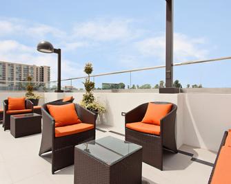 Hampton Inn by Hilton North Hollywood - Los Angeles - Balcony