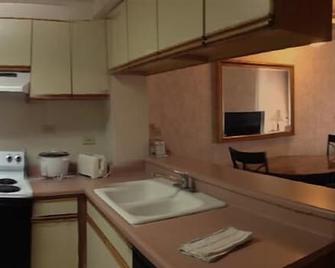 Guam Airport Hotel - Τάμουνινγκ - Κουζίνα