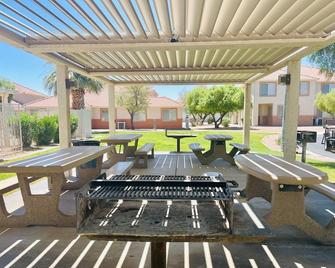 Putt Perfect Oasis by Mesquite Vacation Rentals: Pet Friendly with Community Amenities and 510 in free daily activities - Mesquite - Pátio