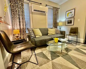 Gorgeous Rare 3BR 3BA duplex with free Parking, Rare gorgeous 3 bds 3 baths w/ Parking in Best loca - Boston - Sala de estar