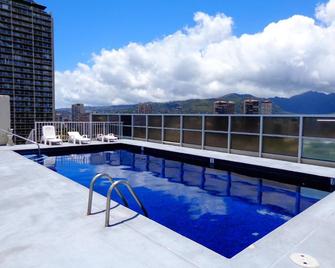 Waikiki Beach Condominiums - Honolulu - Piscina