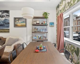 New 2BR|2BA Condo in Jefferies Point with Backyard - Boston - Spisesal