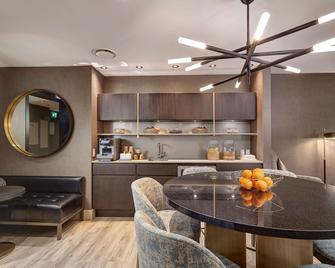 Town Inn Suites - Toronto - Lobby