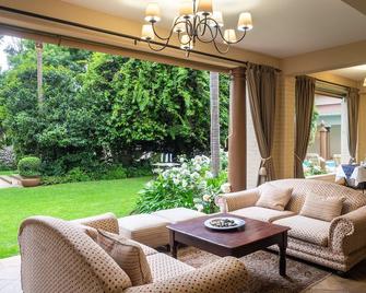 10 2nd Avenue Houghton Estate - Johannesburg - Stue