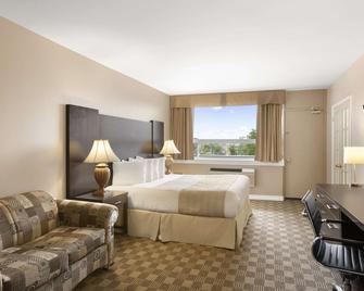 Days Inn & Suites by Wyndham North Bay Downtown - Норт Бей - Спальня