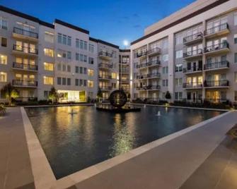 Resort-Style Apartments near The Galleria - Houston - Piscina