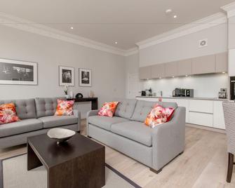 Destiny Scotland - Chisholm Hunter Suites - Edinburgh - Living room