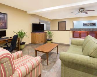 Super 8 by Wyndham Morgantown - Morgantown - Phòng khách