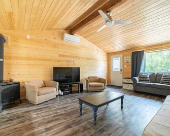 Sandy Hooked 2Bed1Bath Remodelled Pine Cottage - Gimli - Sala de estar