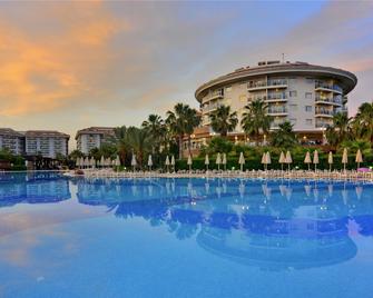 Sea World Resort & Spa - Side - Pool