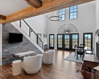 Coastal Farmhouse-15 Minutes From Whistling Straits Golf Course - Manitowoc - Wohnzimmer