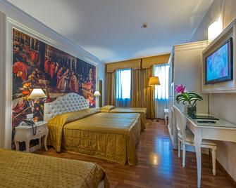 Hotel Al Vivit - Venice - Bedroom